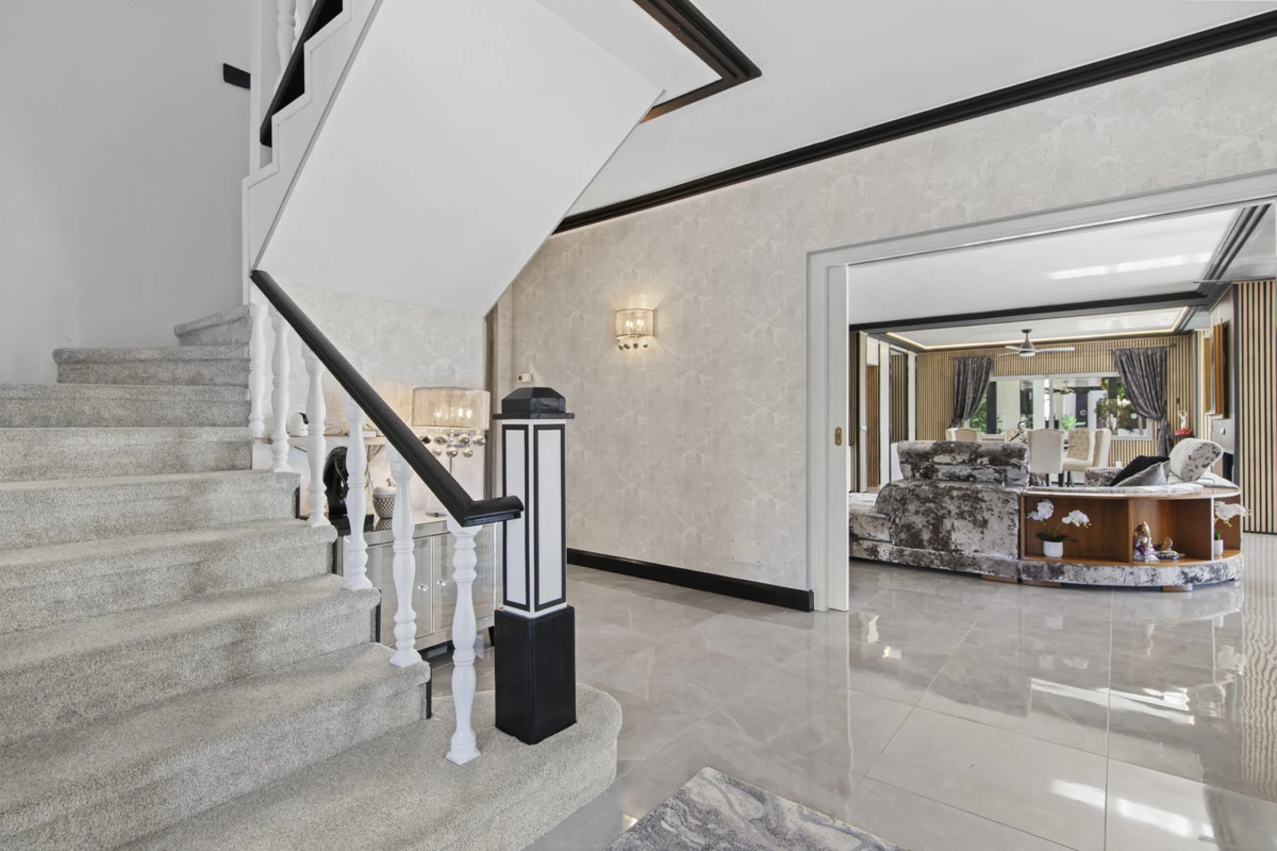 Located in the prestigious area of Guadalmina Baja – Casasola, just a short stroll from the beach, this stunning recently renovated villa sits on an exceptionally large private plot, offering space, privacy, and effortless coastal living.