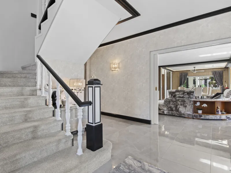 Located in the prestigious area of Guadalmina Baja – Casasola, just a short stroll from the beach, this stunning recently renovated villa sits on an exceptionally large private plot, offering space, privacy, and effortless coastal living.