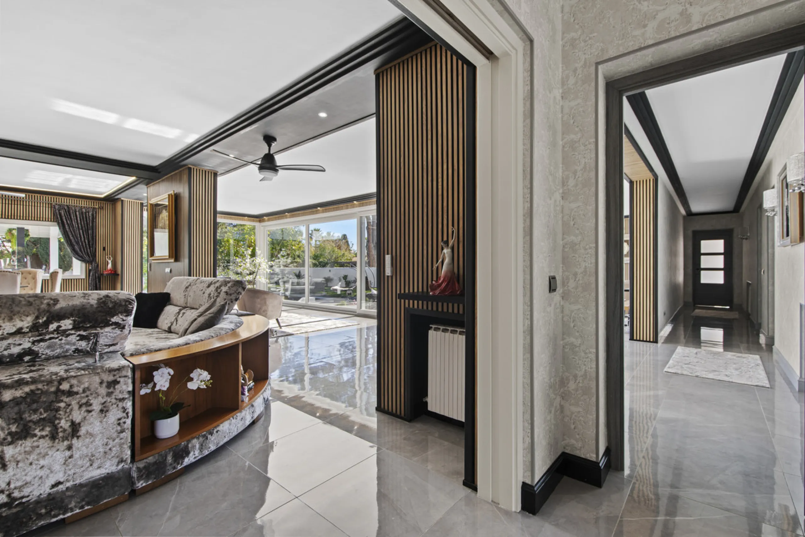 Located in the prestigious area of Guadalmina Baja – Casasola, just a short stroll from the beach, this stunning recently renovated villa sits on an exceptionally large private plot, offering space, privacy, and effortless coastal living.
