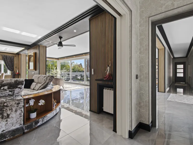 Located in the prestigious area of Guadalmina Baja – Casasola, just a short stroll from the beach, this stunning recently renovated villa sits on an exceptionally large private plot, offering space, privacy, and effortless coastal living.
