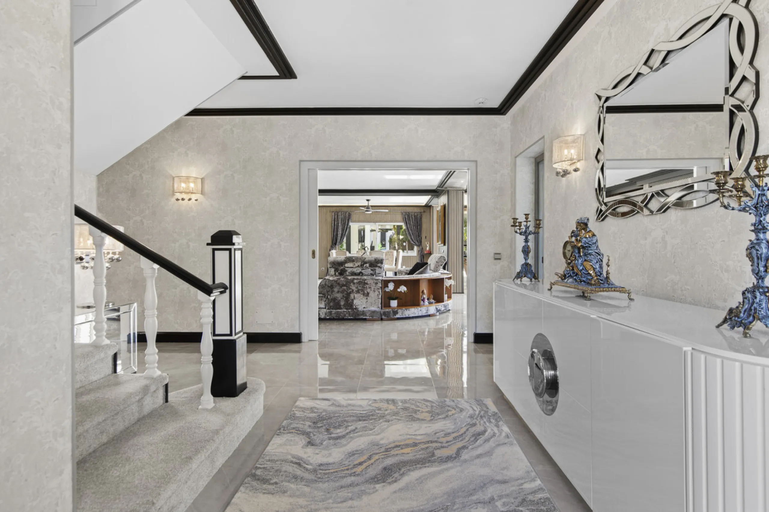 Located in the prestigious area of Guadalmina Baja – Casasola, just a short stroll from the beach, this stunning recently renovated villa sits on an exceptionally large private plot, offering space, privacy, and effortless coastal living.