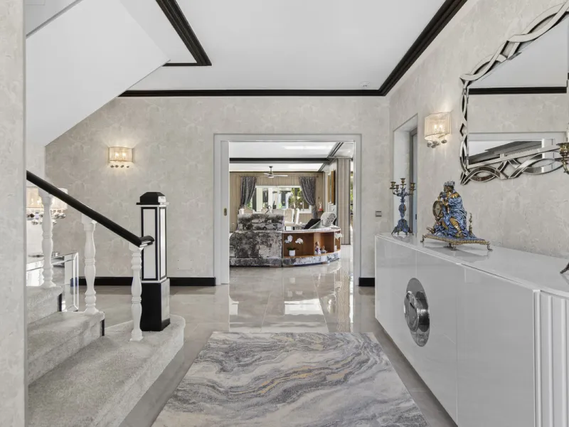 Located in the prestigious area of Guadalmina Baja – Casasola, just a short stroll from the beach, this stunning recently renovated villa sits on an exceptionally large private plot, offering space, privacy, and effortless coastal living.