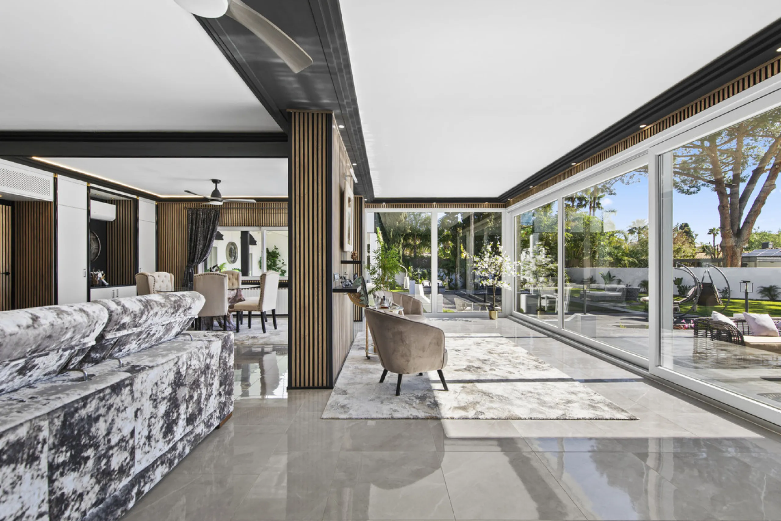 Located in the prestigious area of Guadalmina Baja – Casasola, just a short stroll from the beach, this stunning recently renovated villa sits on an exceptionally large private plot, offering space, privacy, and effortless coastal living.