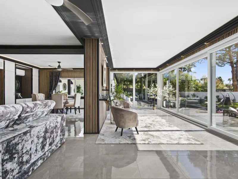 Located in the prestigious area of Guadalmina Baja – Casasola, just a short stroll from the beach, this stunning recently renovated villa sits on an exceptionally large private plot, offering space, privacy, and effortless coastal living.