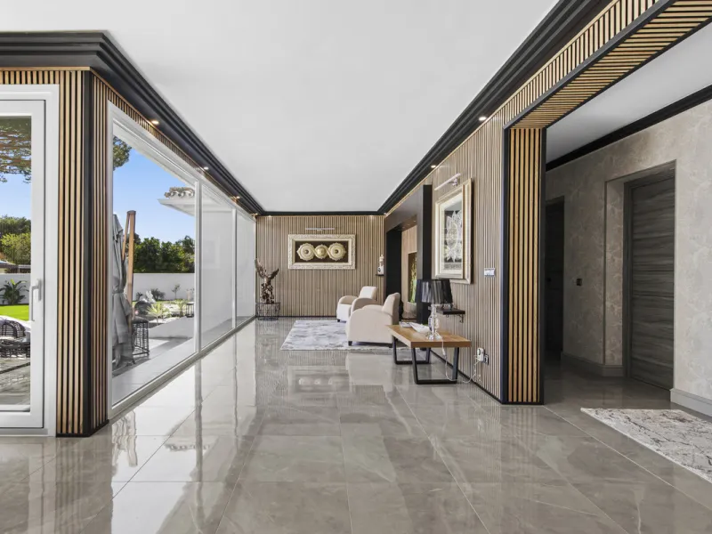 Located in the prestigious area of Guadalmina Baja – Casasola, just a short stroll from the beach, this stunning recently renovated villa sits on an exceptionally large private plot, offering space, privacy, and effortless coastal living.