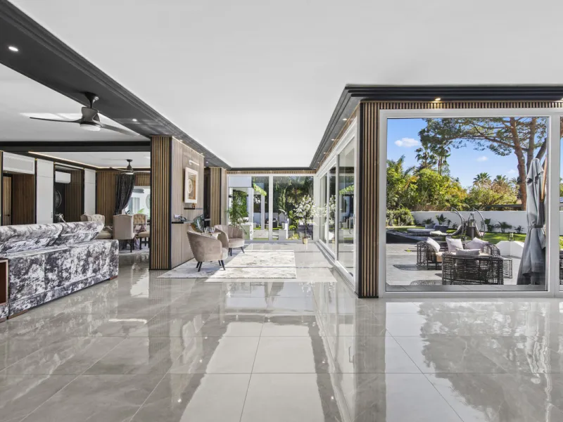 Located in the prestigious area of Guadalmina Baja – Casasola, just a short stroll from the beach, this stunning recently renovated villa sits on an exceptionally large private plot, offering space, privacy, and effortless coastal living.