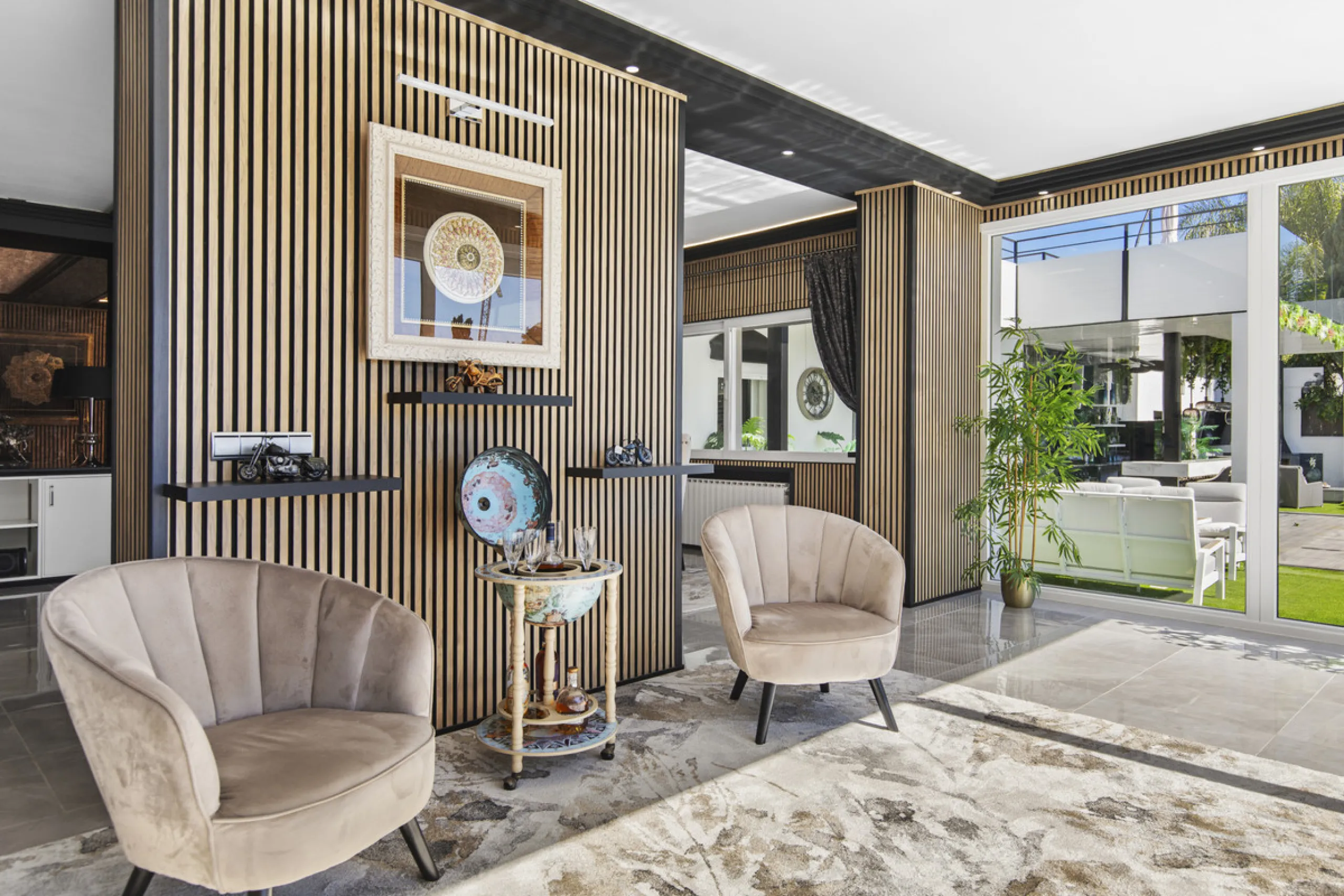 Located in the prestigious area of Guadalmina Baja – Casasola, just a short stroll from the beach, this stunning recently renovated villa sits on an exceptionally large private plot, offering space, privacy, and effortless coastal living.