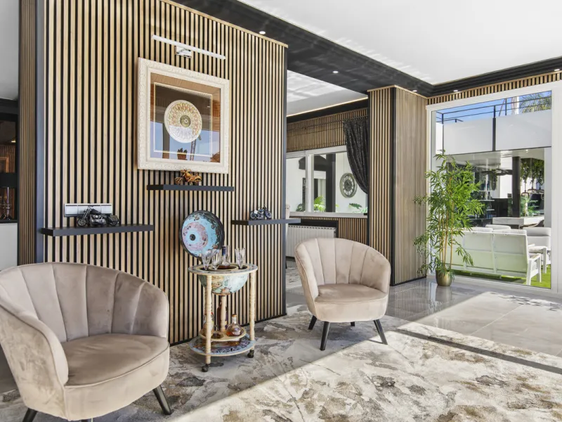 Located in the prestigious area of Guadalmina Baja – Casasola, just a short stroll from the beach, this stunning recently renovated villa sits on an exceptionally large private plot, offering space, privacy, and effortless coastal living.