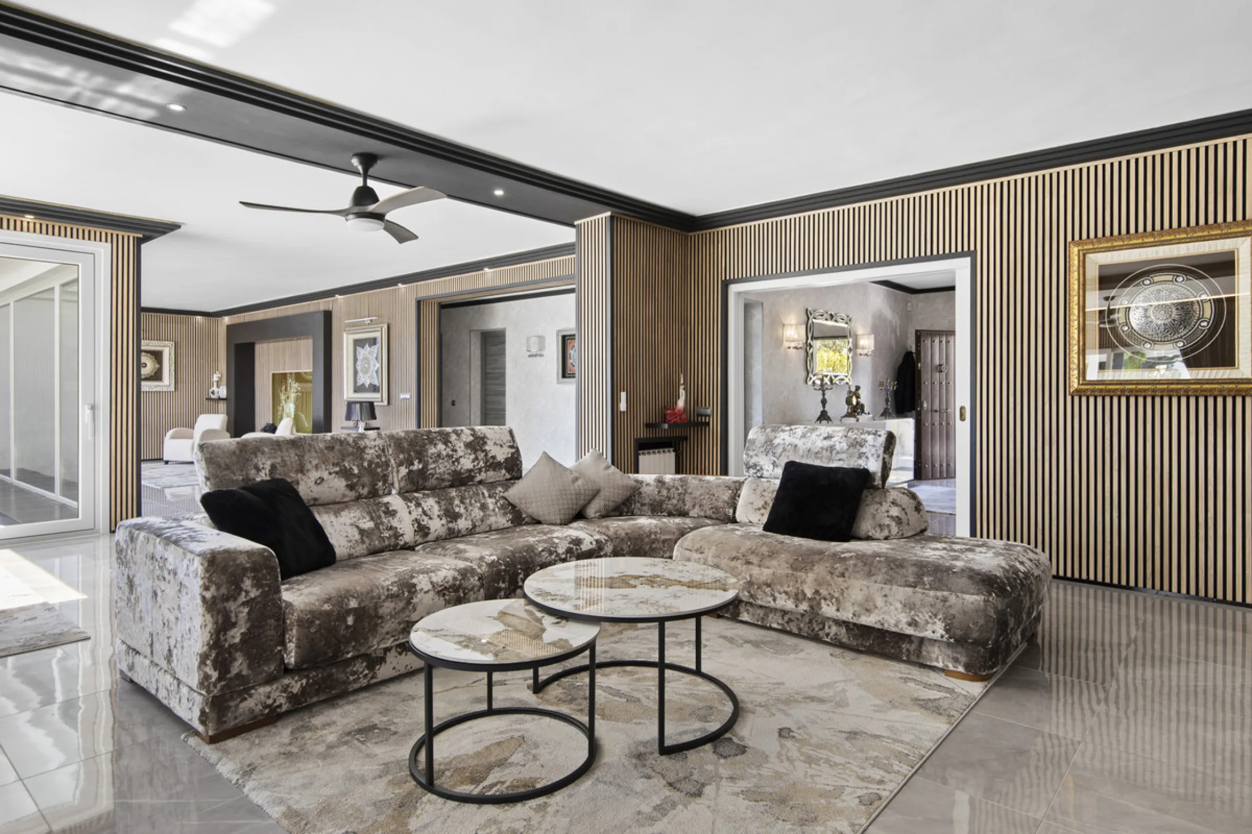Located in the prestigious area of Guadalmina Baja – Casasola, just a short stroll from the beach, this stunning recently renovated villa sits on an exceptionally large private plot, offering space, privacy, and effortless coastal living.