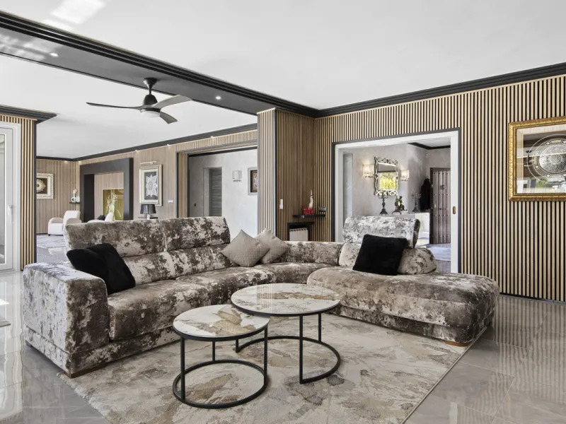 Located in the prestigious area of Guadalmina Baja – Casasola, just a short stroll from the beach, this stunning recently renovated villa sits on an exceptionally large private plot, offering space, privacy, and effortless coastal living.