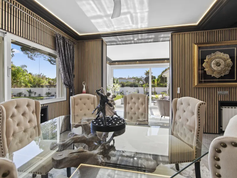 Located in the prestigious area of Guadalmina Baja – Casasola, just a short stroll from the beach, this stunning recently renovated villa sits on an exceptionally large private plot, offering space, privacy, and effortless coastal living.