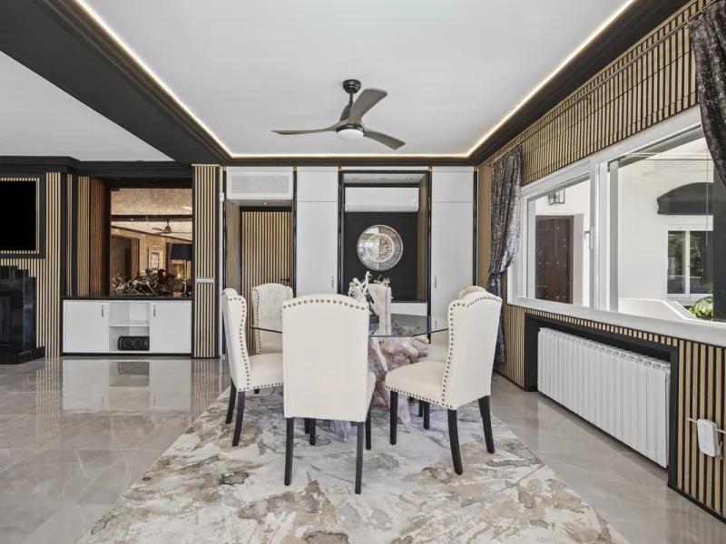 Located in the prestigious area of Guadalmina Baja – Casasola, just a short stroll from the beach, this stunning recently renovated villa sits on an exceptionally large private plot, offering space, privacy, and effortless coastal living.