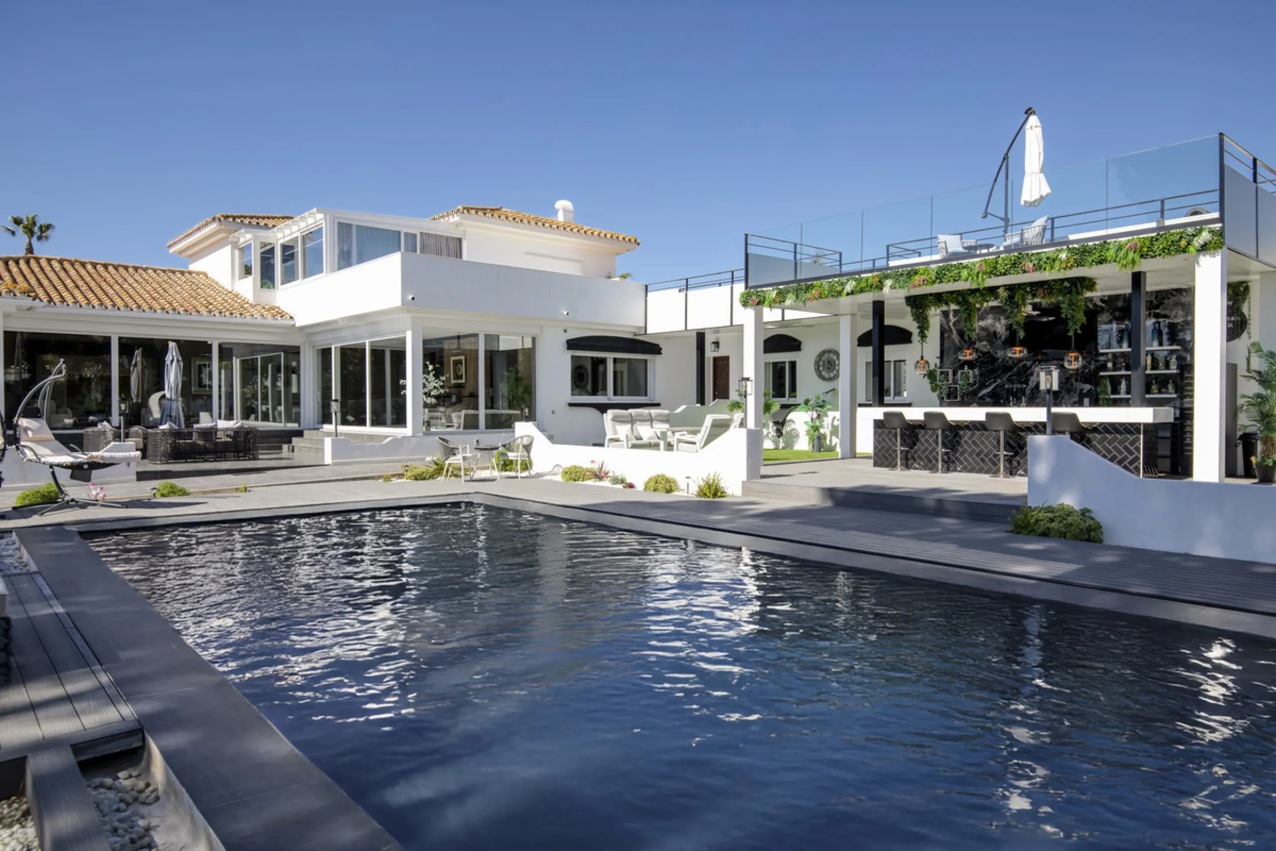Located in the prestigious area of Guadalmina Baja – Casasola, just a short stroll from the beach, this stunning recently renovated villa sits on an exceptionally large private plot, offering space, privacy, and effortless coastal living.