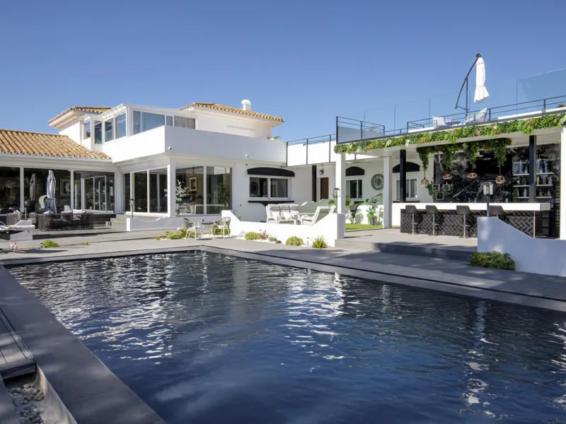 Located in the prestigious area of Guadalmina Baja – Casasola, just a short stroll from the beach, this stunning recently renovated villa sits on an exceptionally large private plot, offering space, privacy, and effortless coastal living.