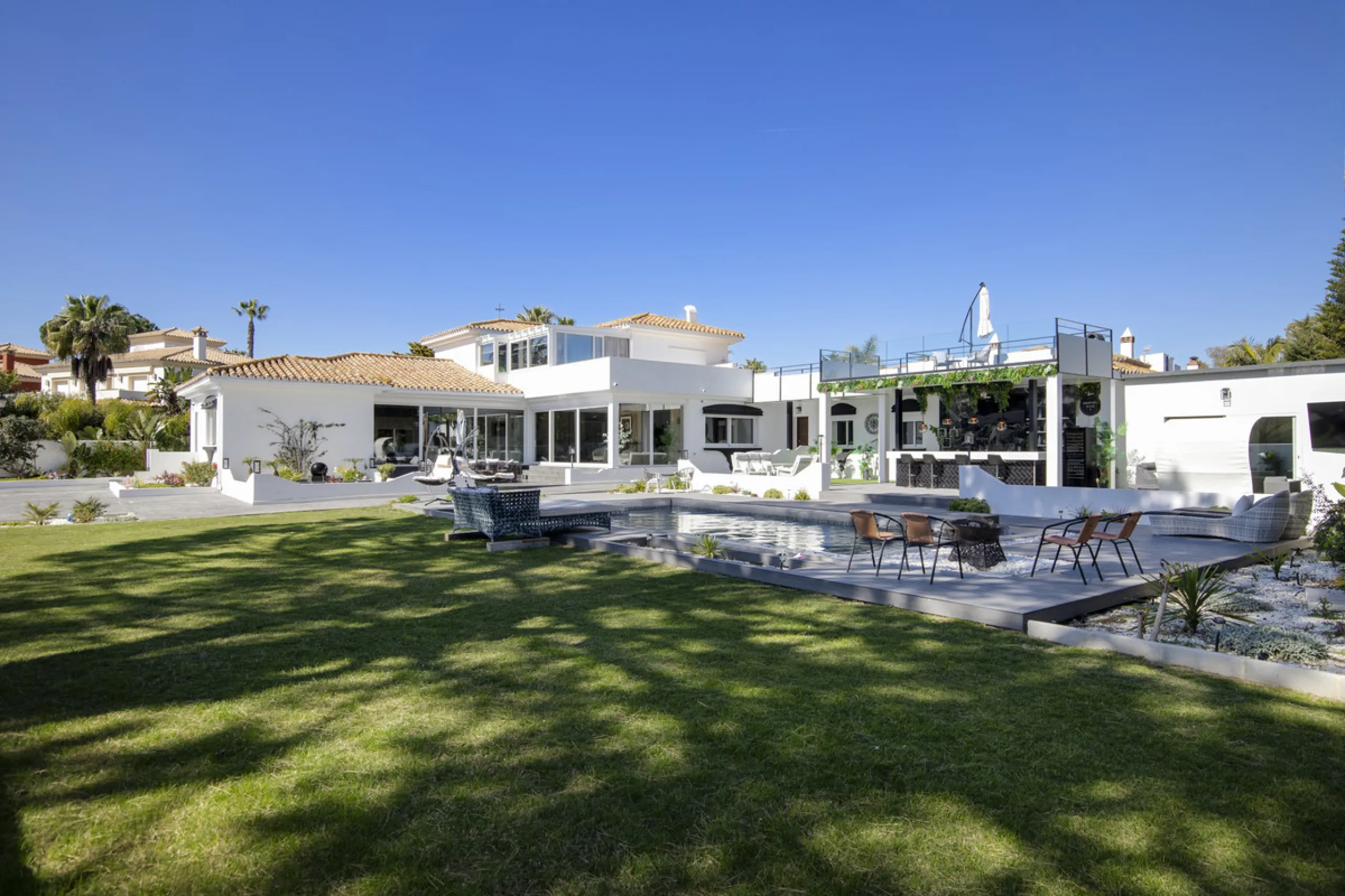Located in the prestigious area of Guadalmina Baja – Casasola, just a short stroll from the beach, this stunning recently renovated villa sits on an exceptionally large private plot, offering space, privacy, and effortless coastal living.