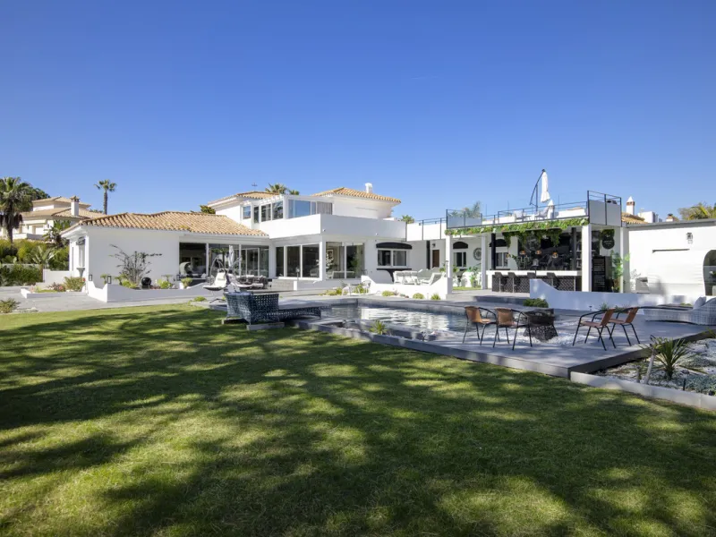 Located in the prestigious area of Guadalmina Baja – Casasola, just a short stroll from the beach, this stunning recently renovated villa sits on an exceptionally large private plot, offering space, privacy, and effortless coastal living.