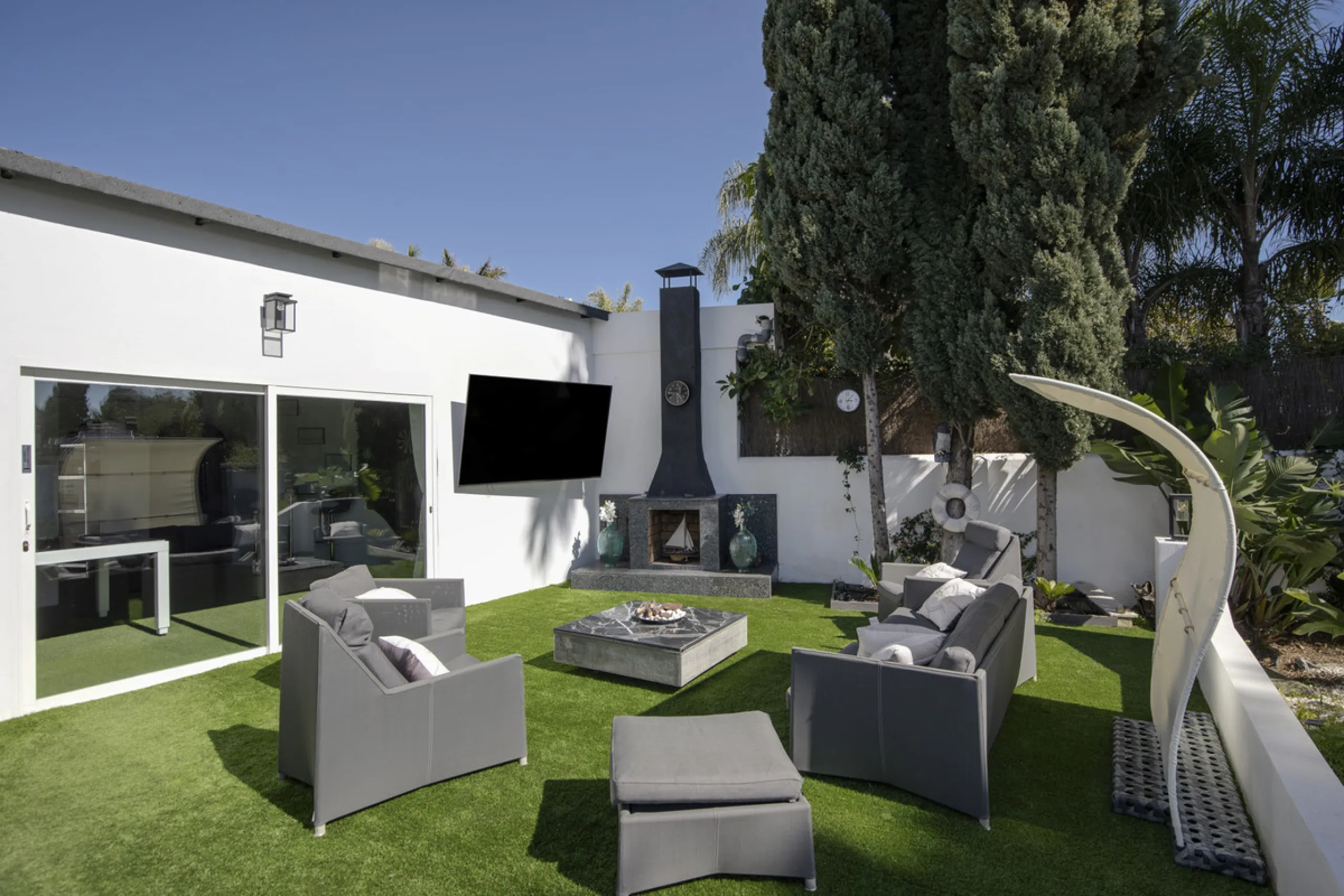 Located in the prestigious area of Guadalmina Baja – Casasola, just a short stroll from the beach, this stunning recently renovated villa sits on an exceptionally large private plot, offering space, privacy, and effortless coastal living.