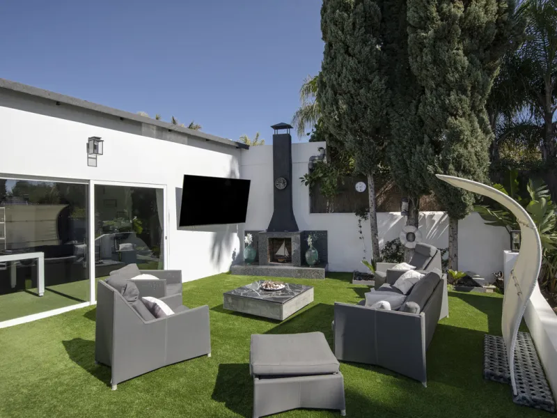 Located in the prestigious area of Guadalmina Baja – Casasola, just a short stroll from the beach, this stunning recently renovated villa sits on an exceptionally large private plot, offering space, privacy, and effortless coastal living.