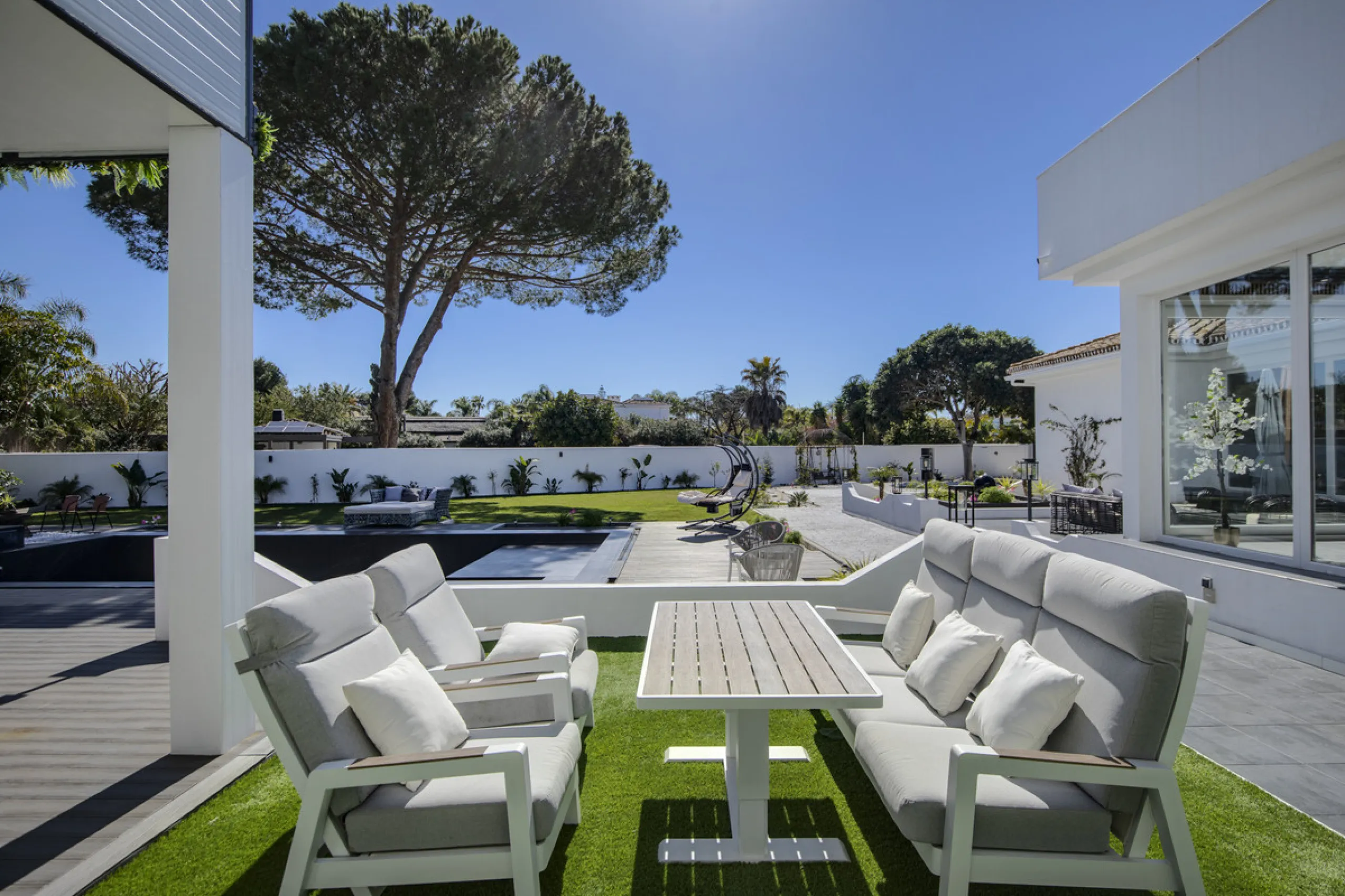 Located in the prestigious area of Guadalmina Baja – Casasola, just a short stroll from the beach, this stunning recently renovated villa sits on an exceptionally large private plot, offering space, privacy, and effortless coastal living.
