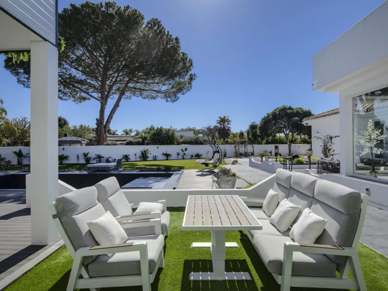 Located in the prestigious area of Guadalmina Baja – Casasola, just a short stroll from the beach, this stunning recently renovated villa sits on an exceptionally large private plot, offering space, privacy, and effortless coastal living.