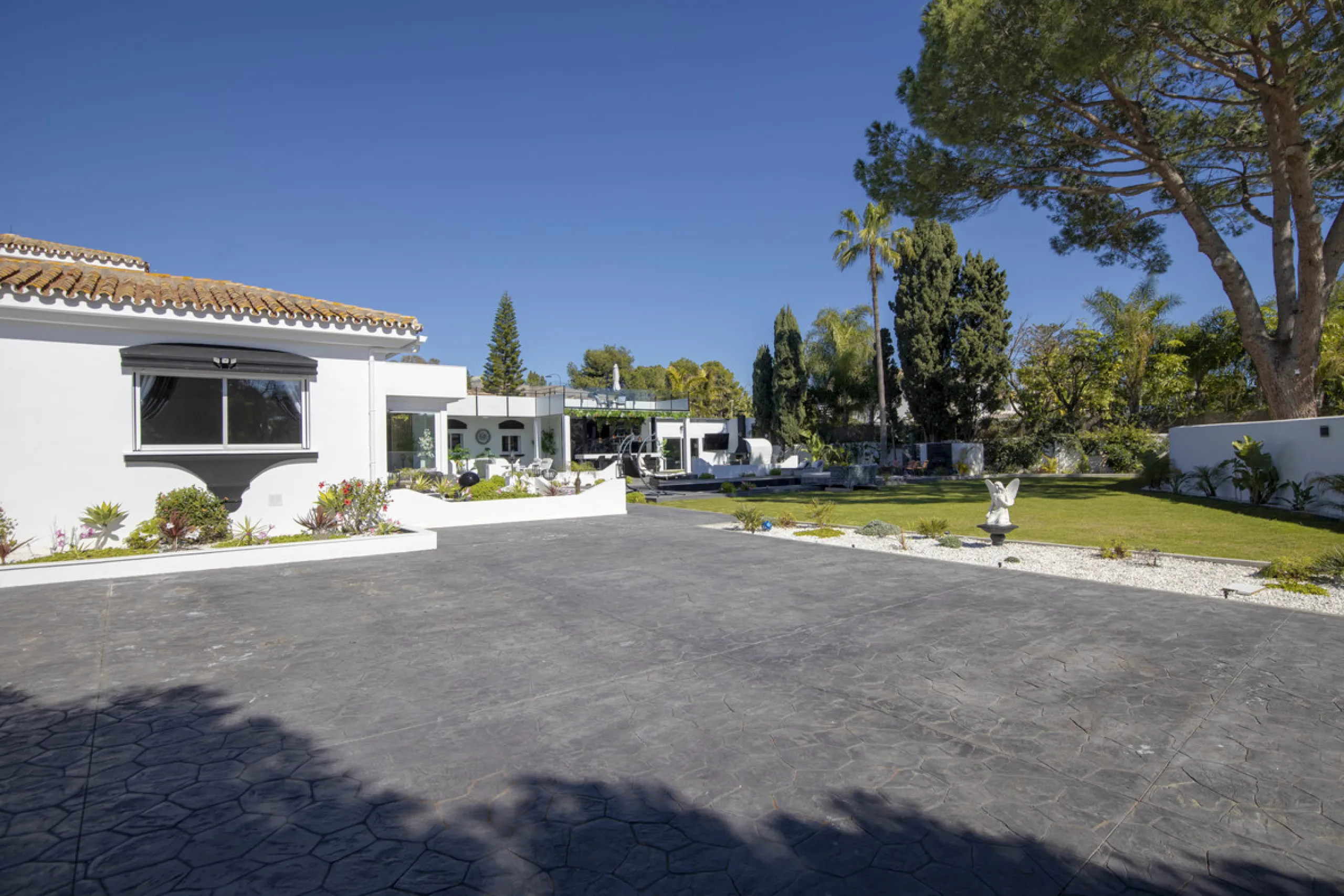 Located in the prestigious area of Guadalmina Baja – Casasola, just a short stroll from the beach, this stunning recently renovated villa sits on an exceptionally large private plot, offering space, privacy, and effortless coastal living.