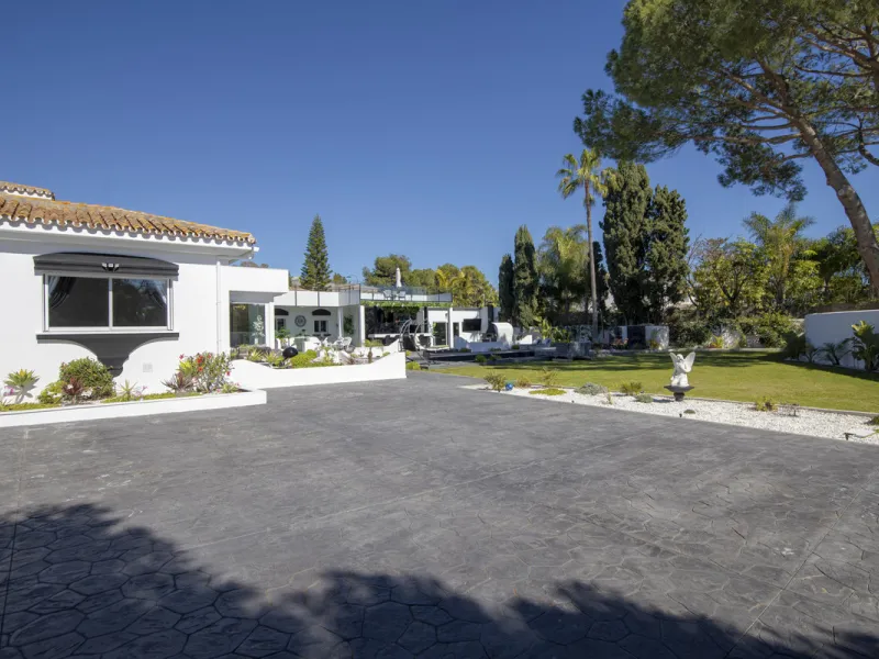 Located in the prestigious area of Guadalmina Baja – Casasola, just a short stroll from the beach, this stunning recently renovated villa sits on an exceptionally large private plot, offering space, privacy, and effortless coastal living.