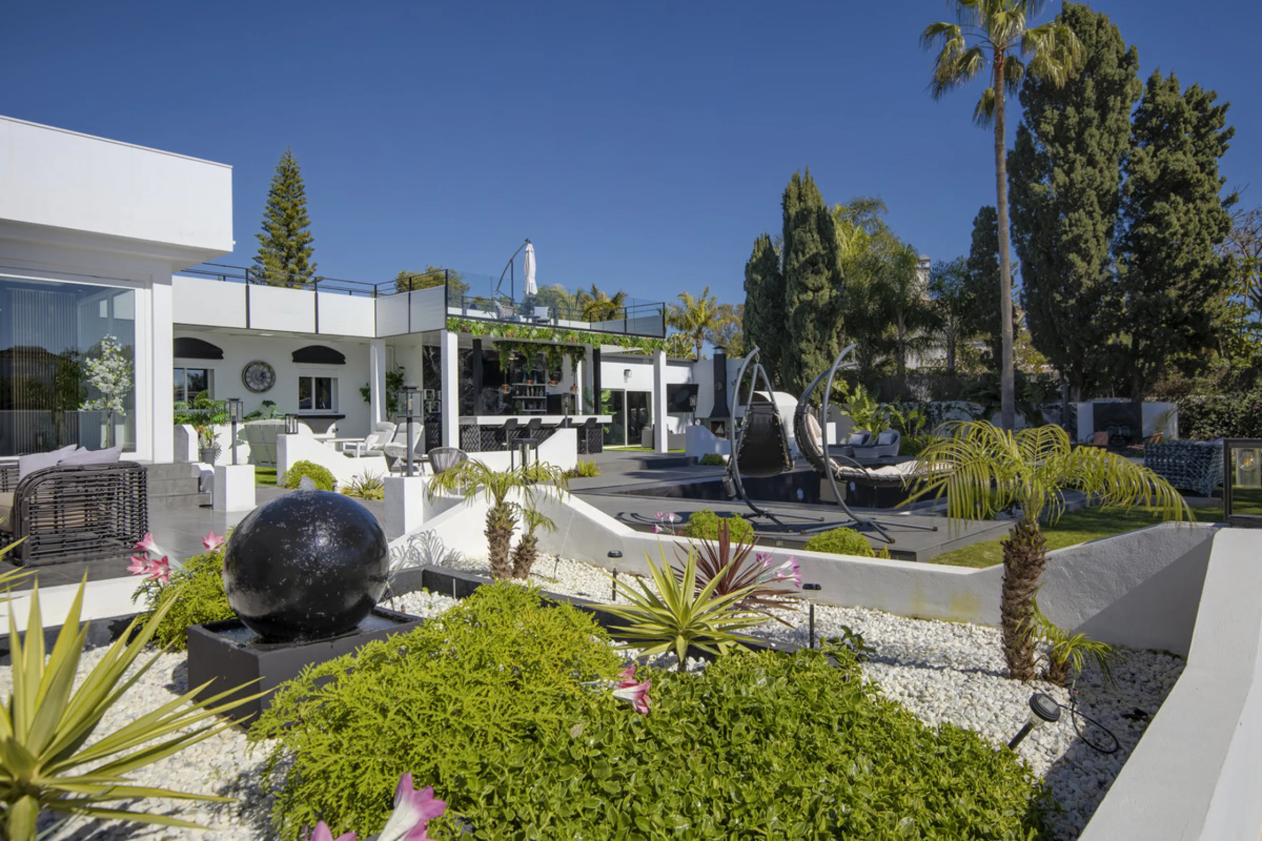 Located in the prestigious area of Guadalmina Baja – Casasola, just a short stroll from the beach, this stunning recently renovated villa sits on an exceptionally large private plot, offering space, privacy, and effortless coastal living.