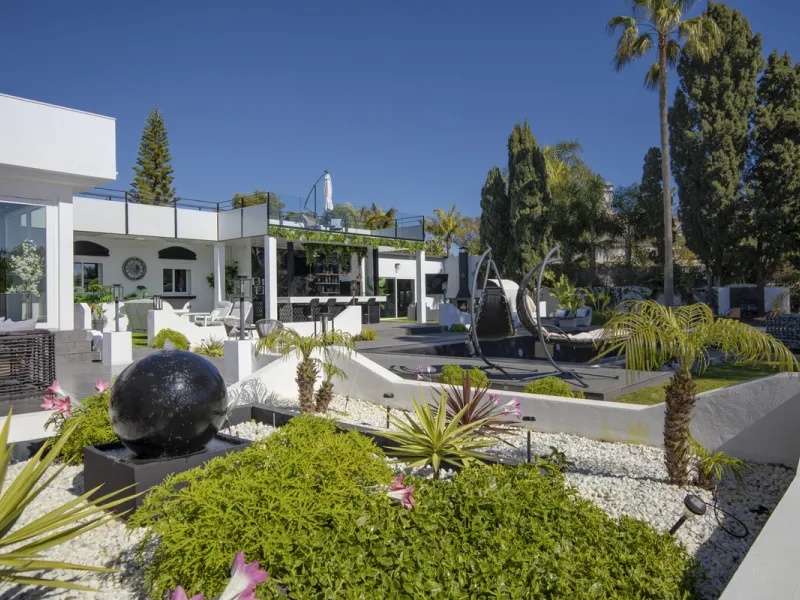 Located in the prestigious area of Guadalmina Baja – Casasola, just a short stroll from the beach, this stunning recently renovated villa sits on an exceptionally large private plot, offering space, privacy, and effortless coastal living.