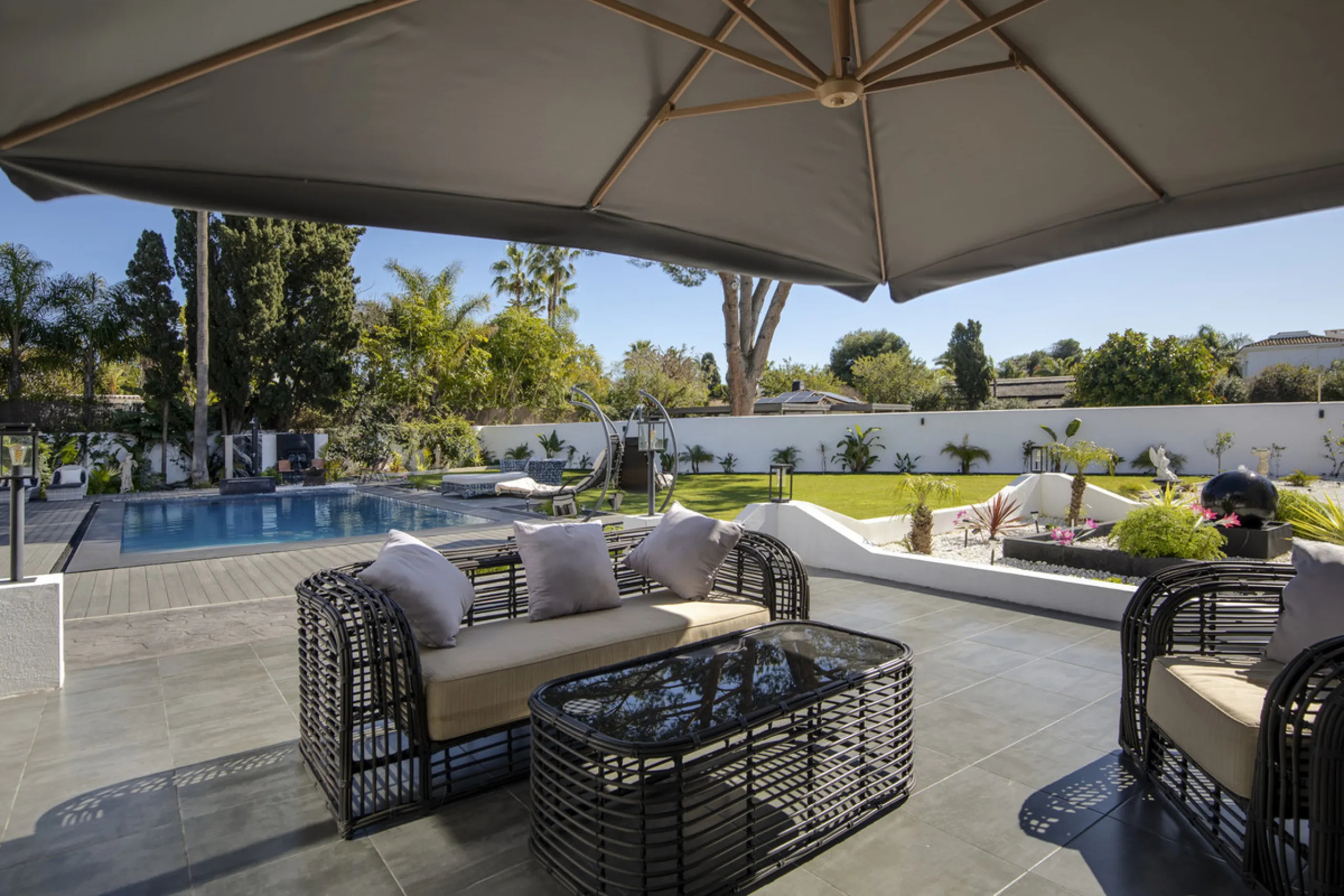 Located in the prestigious area of Guadalmina Baja – Casasola, just a short stroll from the beach, this stunning recently renovated villa sits on an exceptionally large private plot, offering space, privacy, and effortless coastal living.