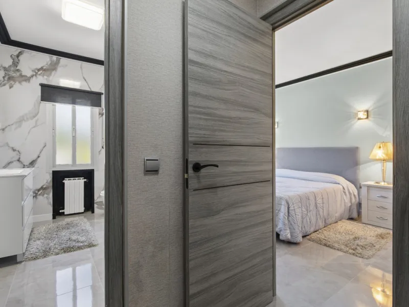 Located in the prestigious area of Guadalmina Baja – Casasola, just a short stroll from the beach, this stunning recently renovated villa sits on an exceptionally large private plot, offering space, privacy, and effortless coastal living.