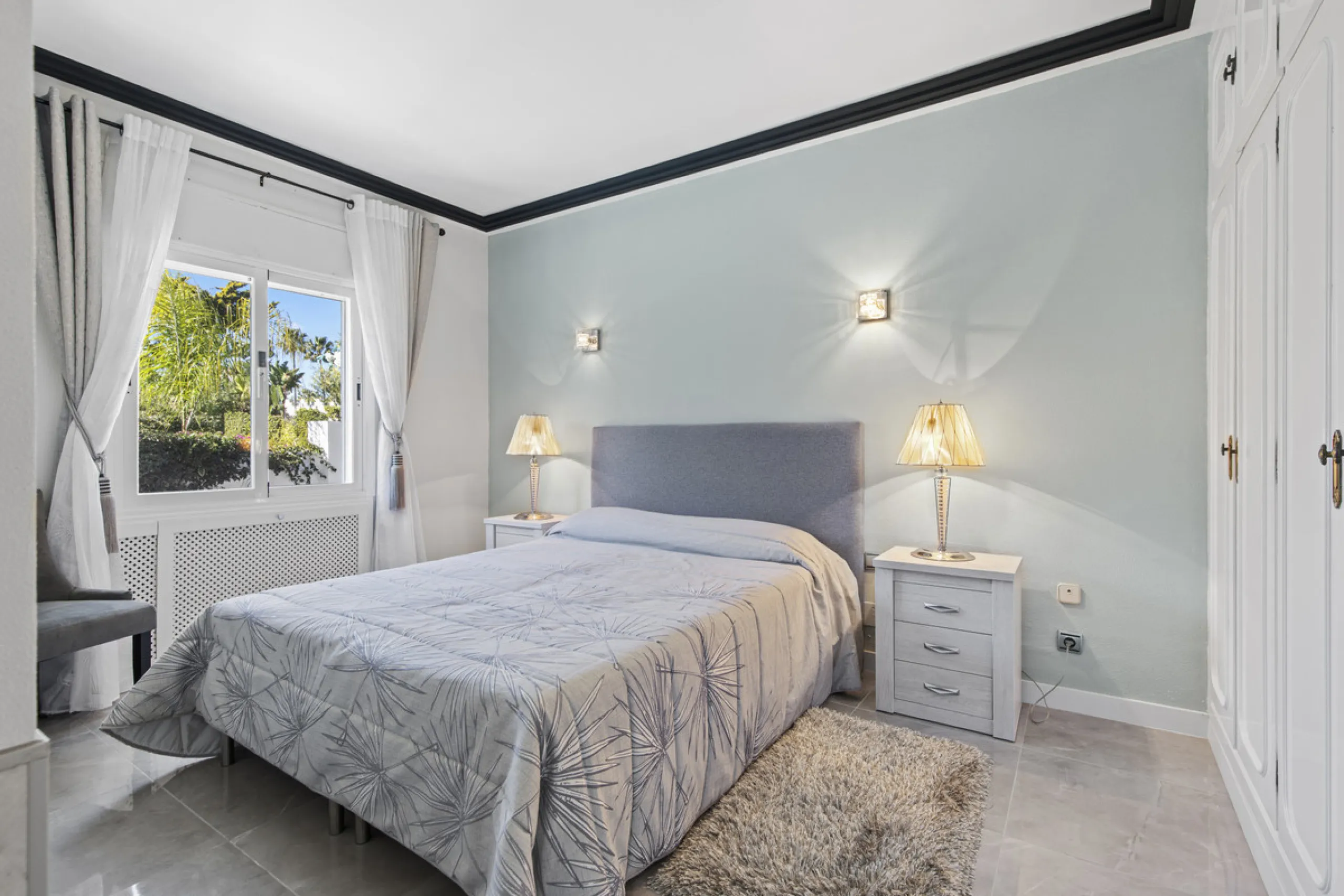 Located in the prestigious area of Guadalmina Baja – Casasola, just a short stroll from the beach, this stunning recently renovated villa sits on an exceptionally large private plot, offering space, privacy, and effortless coastal living.