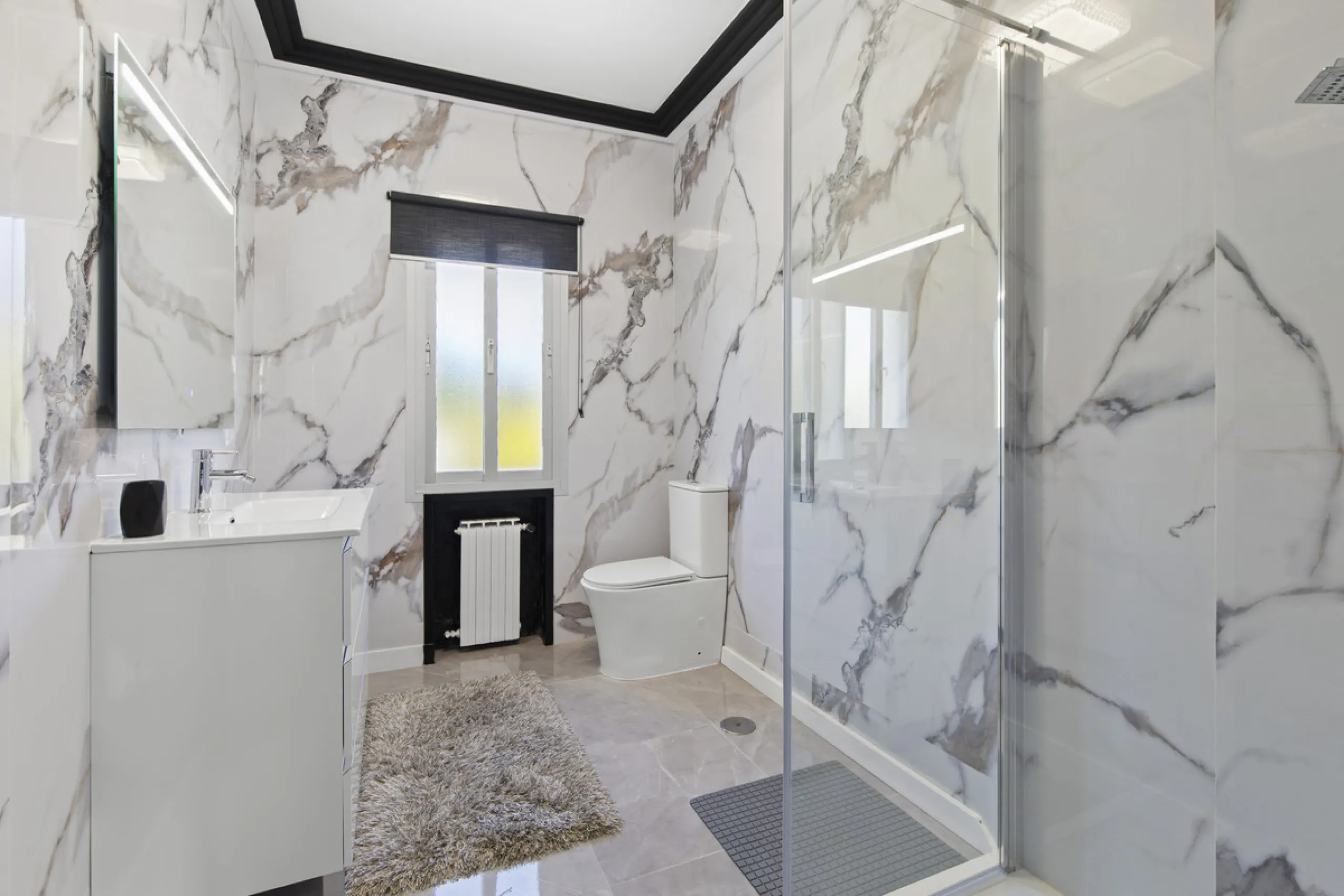 Located in the prestigious area of Guadalmina Baja – Casasola, just a short stroll from the beach, this stunning recently renovated villa sits on an exceptionally large private plot, offering space, privacy, and effortless coastal living.