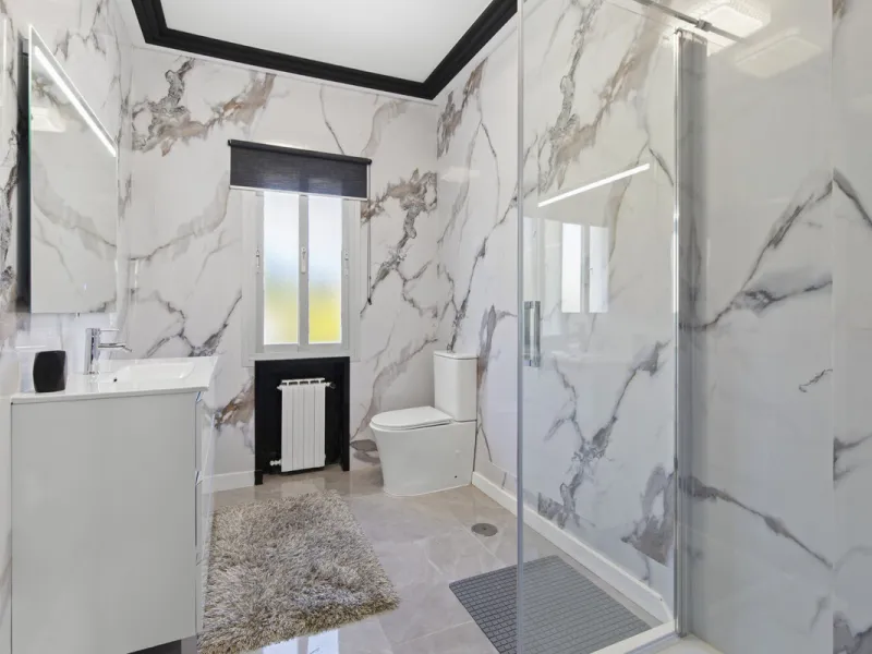 Located in the prestigious area of Guadalmina Baja – Casasola, just a short stroll from the beach, this stunning recently renovated villa sits on an exceptionally large private plot, offering space, privacy, and effortless coastal living.