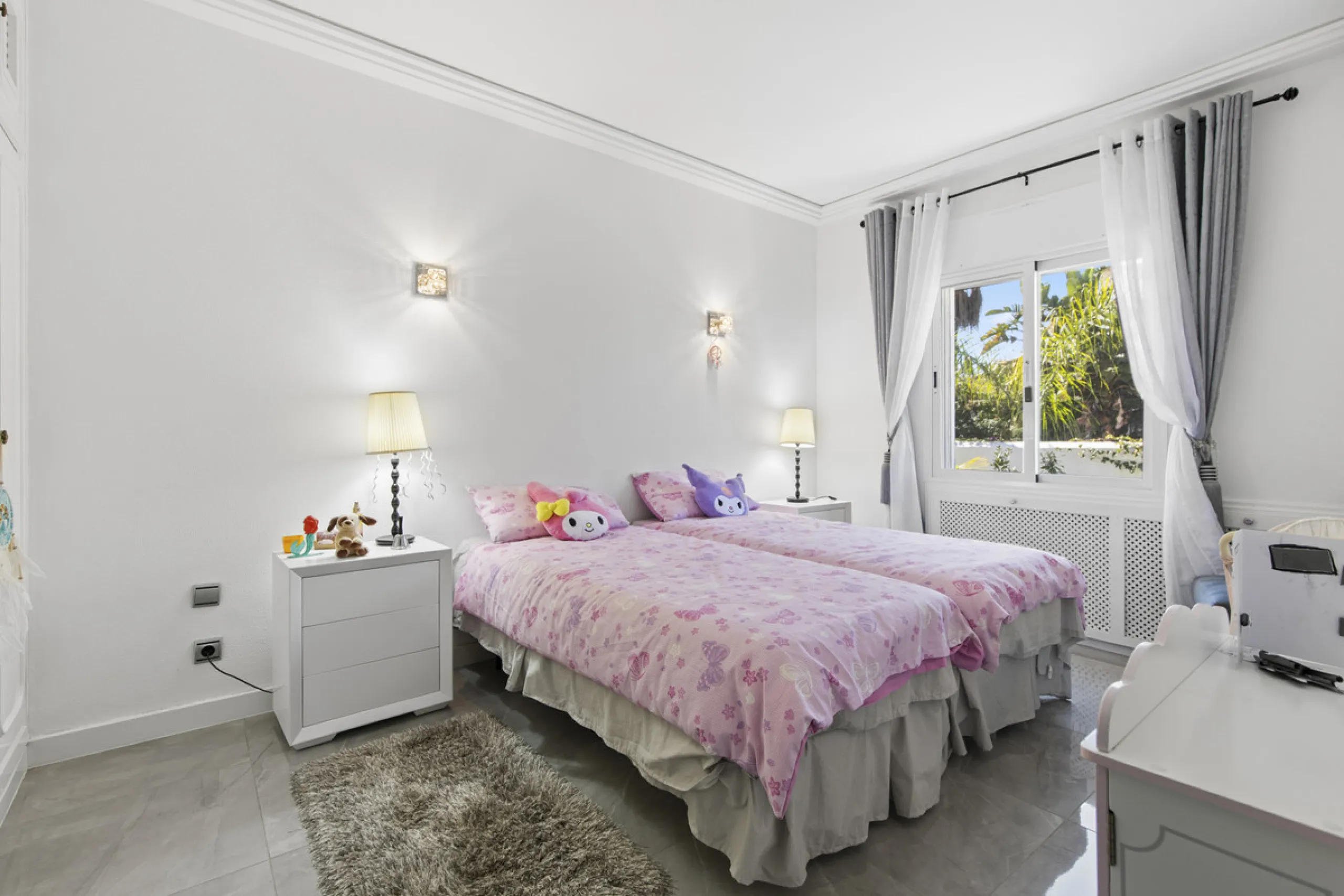 Located in the prestigious area of Guadalmina Baja – Casasola, just a short stroll from the beach, this stunning recently renovated villa sits on an exceptionally large private plot, offering space, privacy, and effortless coastal living.