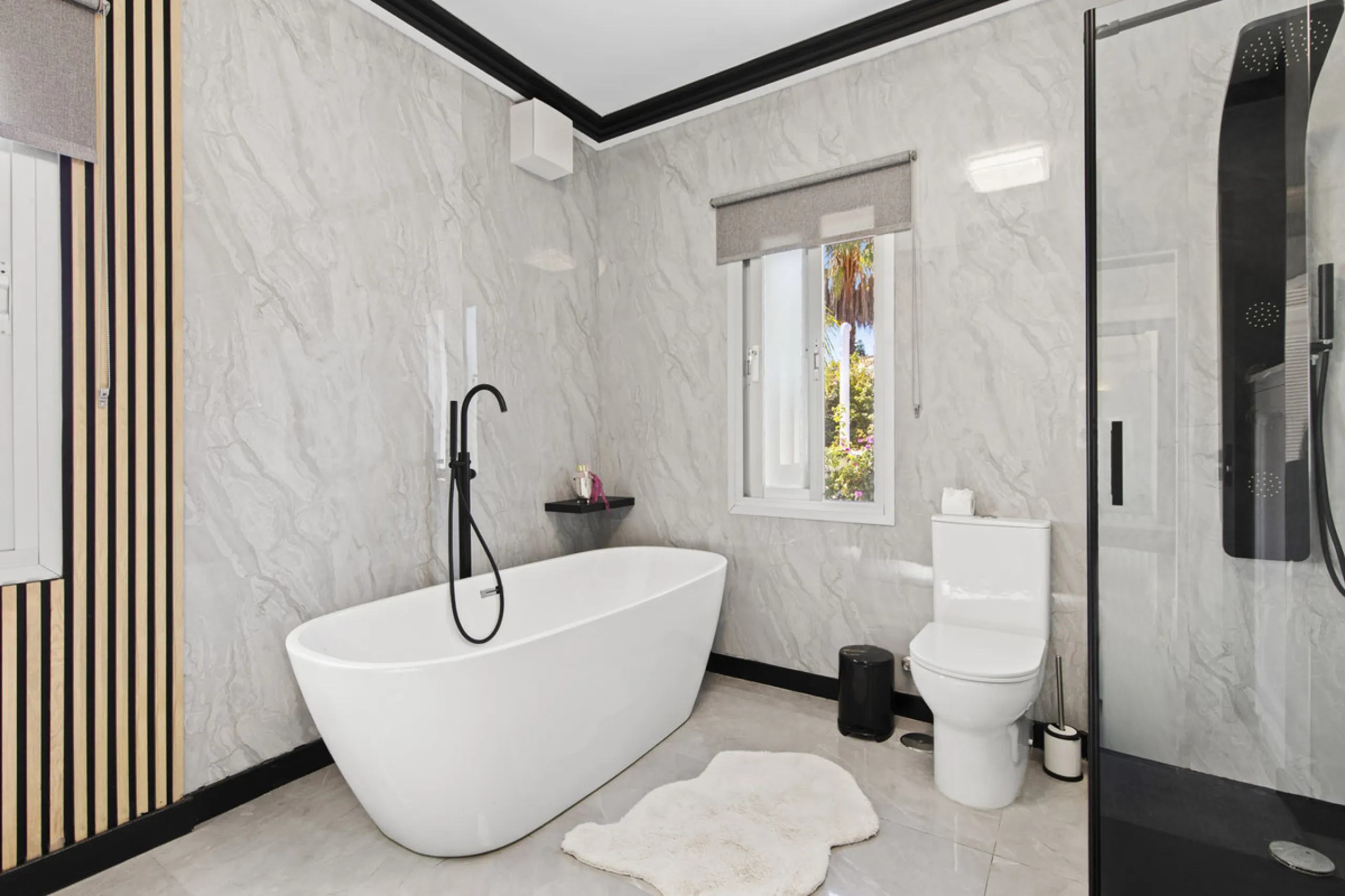 Located in the prestigious area of Guadalmina Baja – Casasola, just a short stroll from the beach, this stunning recently renovated villa sits on an exceptionally large private plot, offering space, privacy, and effortless coastal living.
