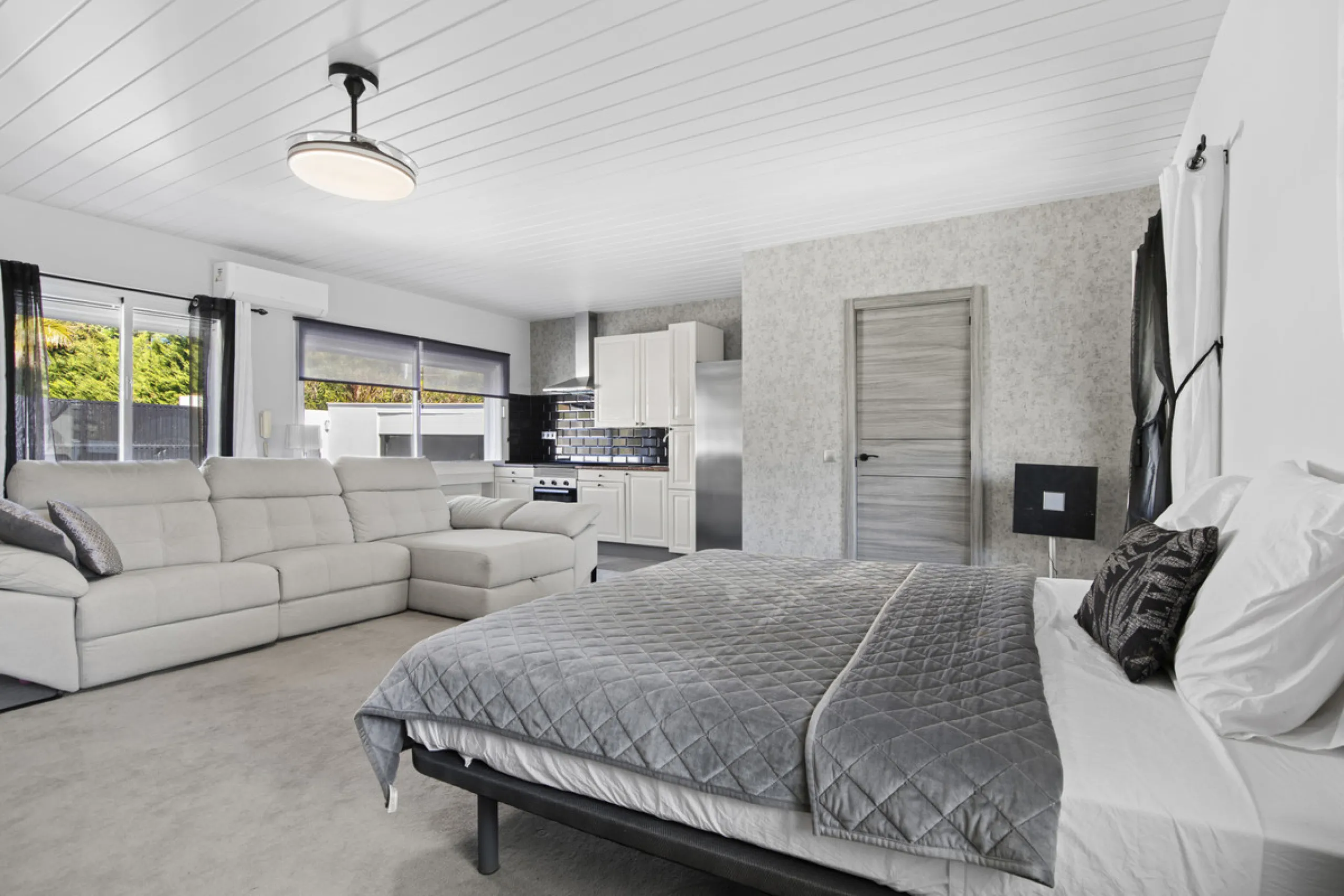 Located in the prestigious area of Guadalmina Baja – Casasola, just a short stroll from the beach, this stunning recently renovated villa sits on an exceptionally large private plot, offering space, privacy, and effortless coastal living.