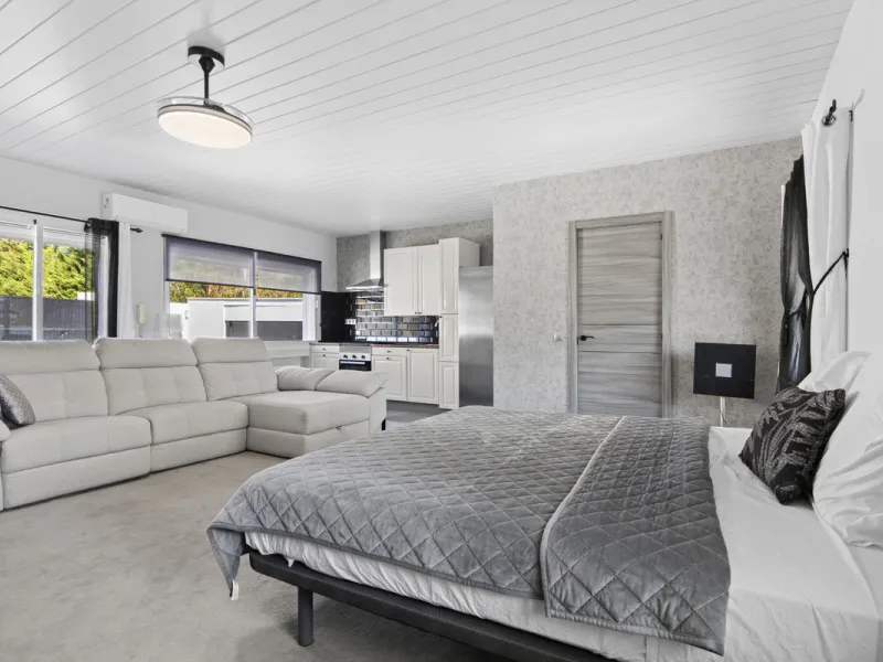 Located in the prestigious area of Guadalmina Baja – Casasola, just a short stroll from the beach, this stunning recently renovated villa sits on an exceptionally large private plot, offering space, privacy, and effortless coastal living.