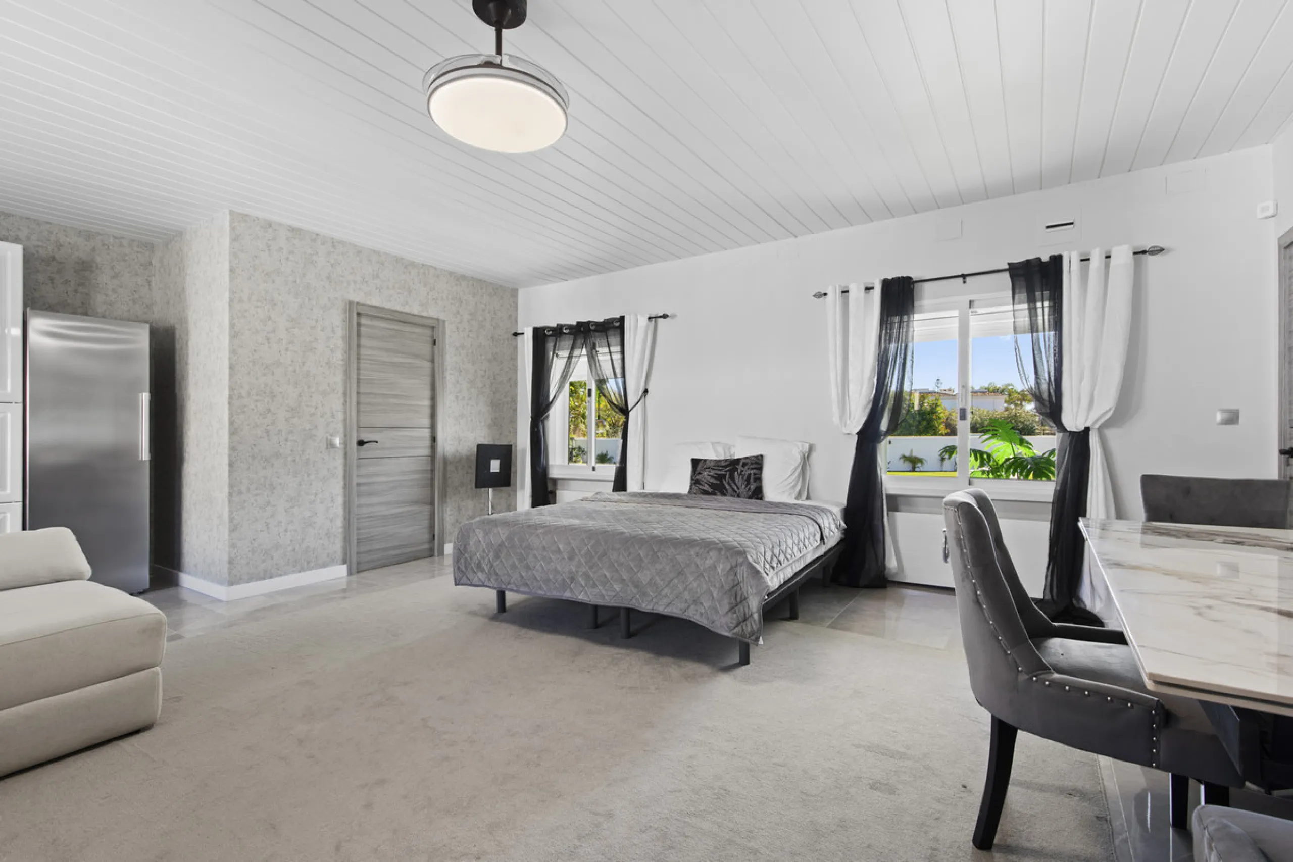 Located in the prestigious area of Guadalmina Baja – Casasola, just a short stroll from the beach, this stunning recently renovated villa sits on an exceptionally large private plot, offering space, privacy, and effortless coastal living.