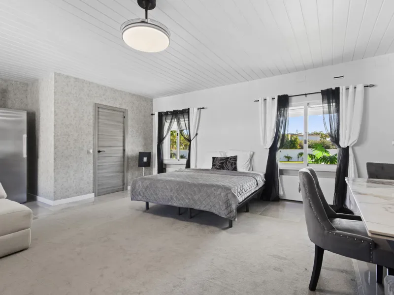 Located in the prestigious area of Guadalmina Baja – Casasola, just a short stroll from the beach, this stunning recently renovated villa sits on an exceptionally large private plot, offering space, privacy, and effortless coastal living.