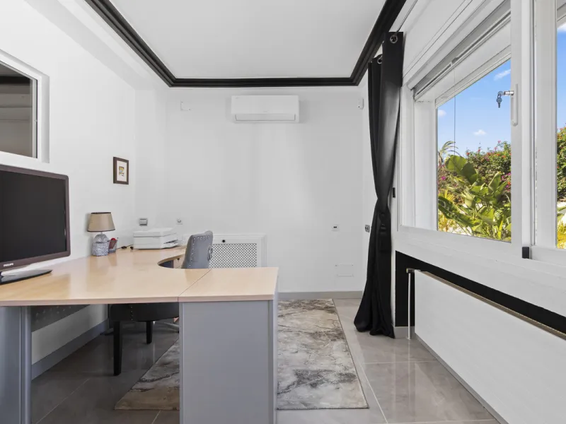 Located in the prestigious area of Guadalmina Baja – Casasola, just a short stroll from the beach, this stunning recently renovated villa sits on an exceptionally large private plot, offering space, privacy, and effortless coastal living.