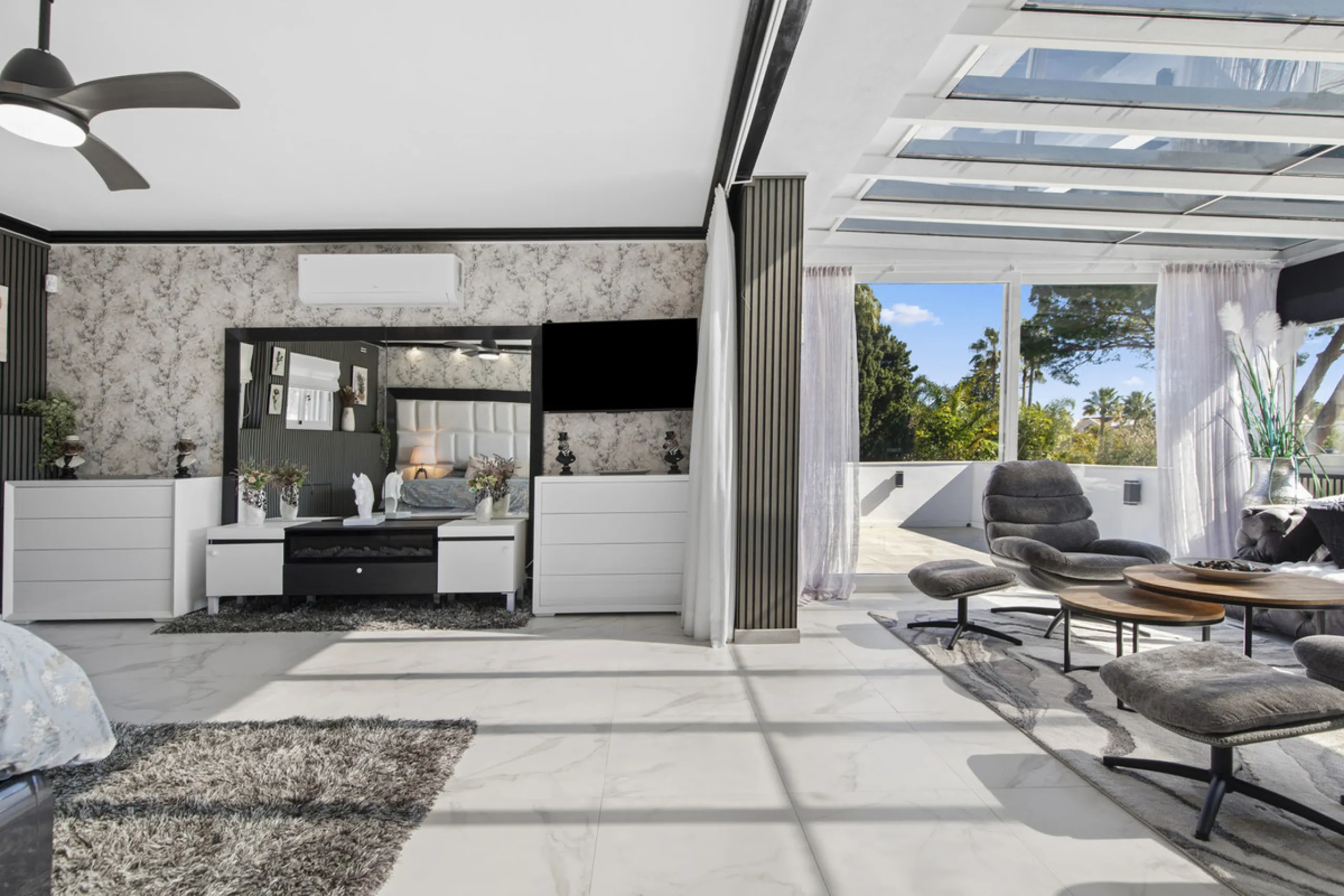 Located in the prestigious area of Guadalmina Baja – Casasola, just a short stroll from the beach, this stunning recently renovated villa sits on an exceptionally large private plot, offering space, privacy, and effortless coastal living.