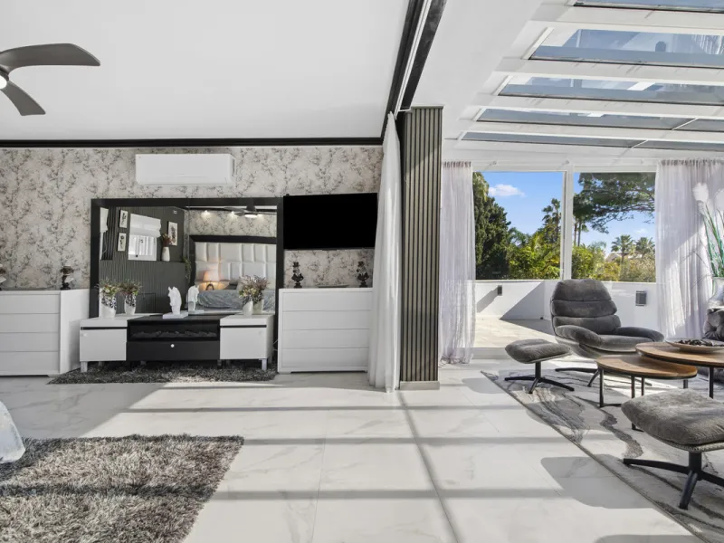 Located in the prestigious area of Guadalmina Baja – Casasola, just a short stroll from the beach, this stunning recently renovated villa sits on an exceptionally large private plot, offering space, privacy, and effortless coastal living.