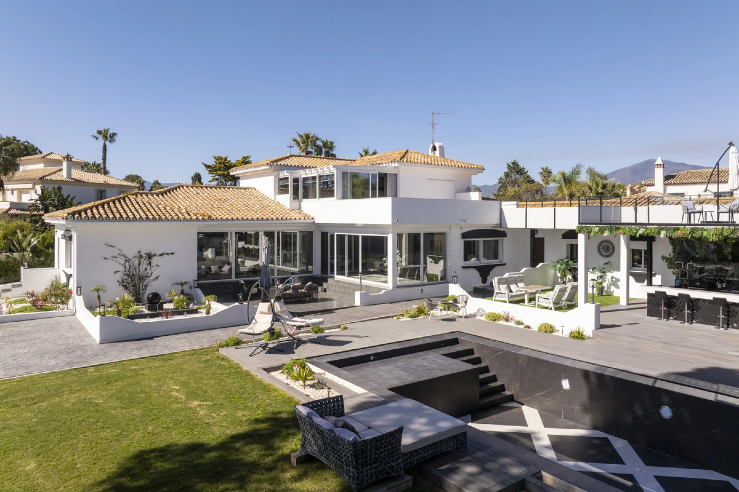 Located in the prestigious area of Guadalmina Baja – Casasola, just a short stroll from the beach, this stunning recently renovated villa sits on an exceptionally large private plot, offering space, privacy, and effortless coastal living.