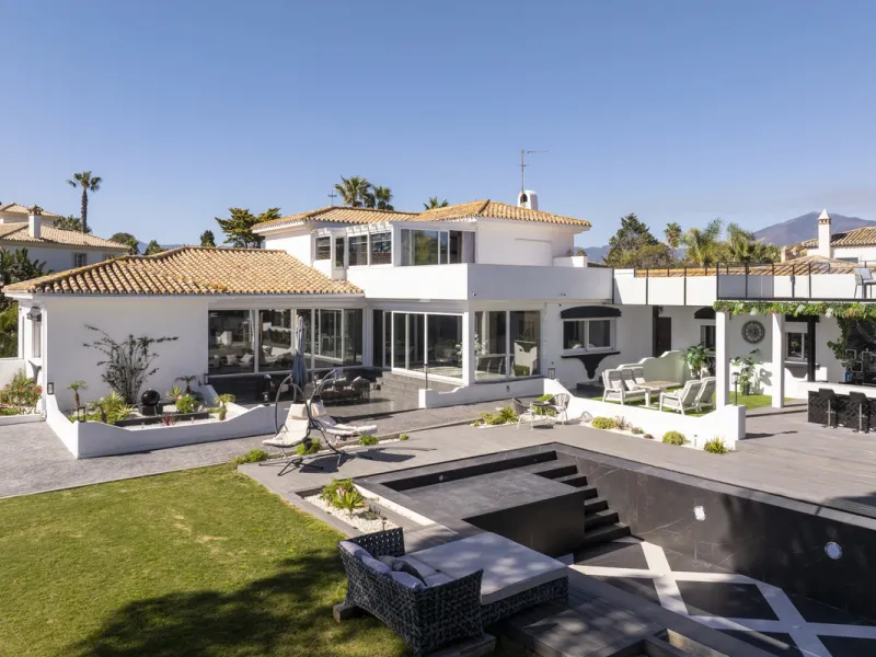Located in the prestigious area of Guadalmina Baja – Casasola, just a short stroll from the beach, this stunning recently renovated villa sits on an exceptionally large private plot, offering space, privacy, and effortless coastal living.