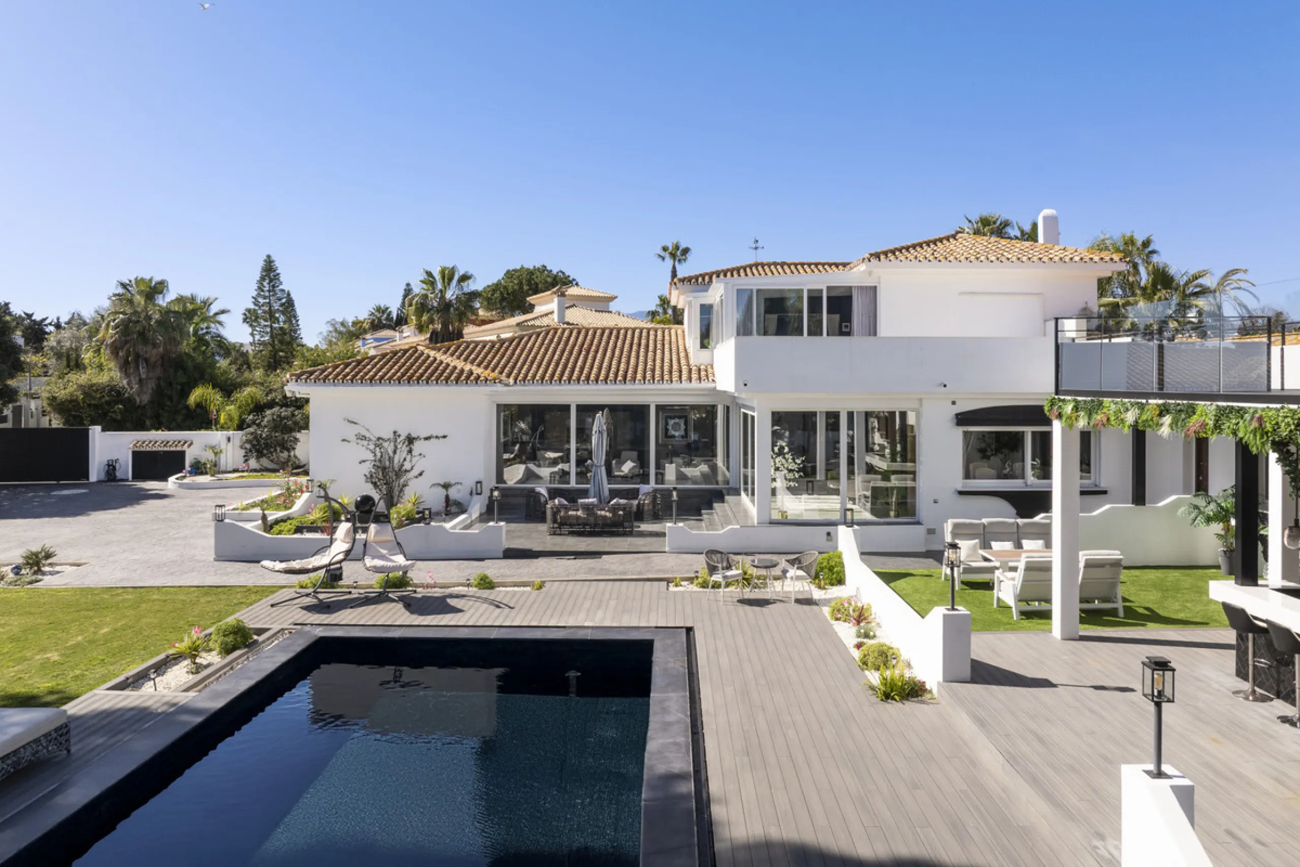 Located in the prestigious area of Guadalmina Baja – Casasola, just a short stroll from the beach, this stunning recently renovated villa sits on an exceptionally large private plot, offering space, privacy, and effortless coastal living.