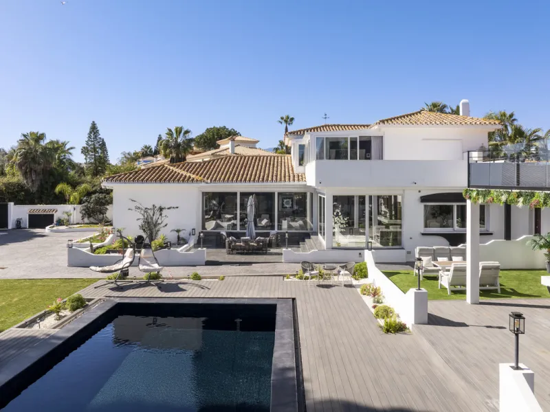 Located in the prestigious area of Guadalmina Baja – Casasola, just a short stroll from the beach, this stunning recently renovated villa sits on an exceptionally large private plot, offering space, privacy, and effortless coastal living.