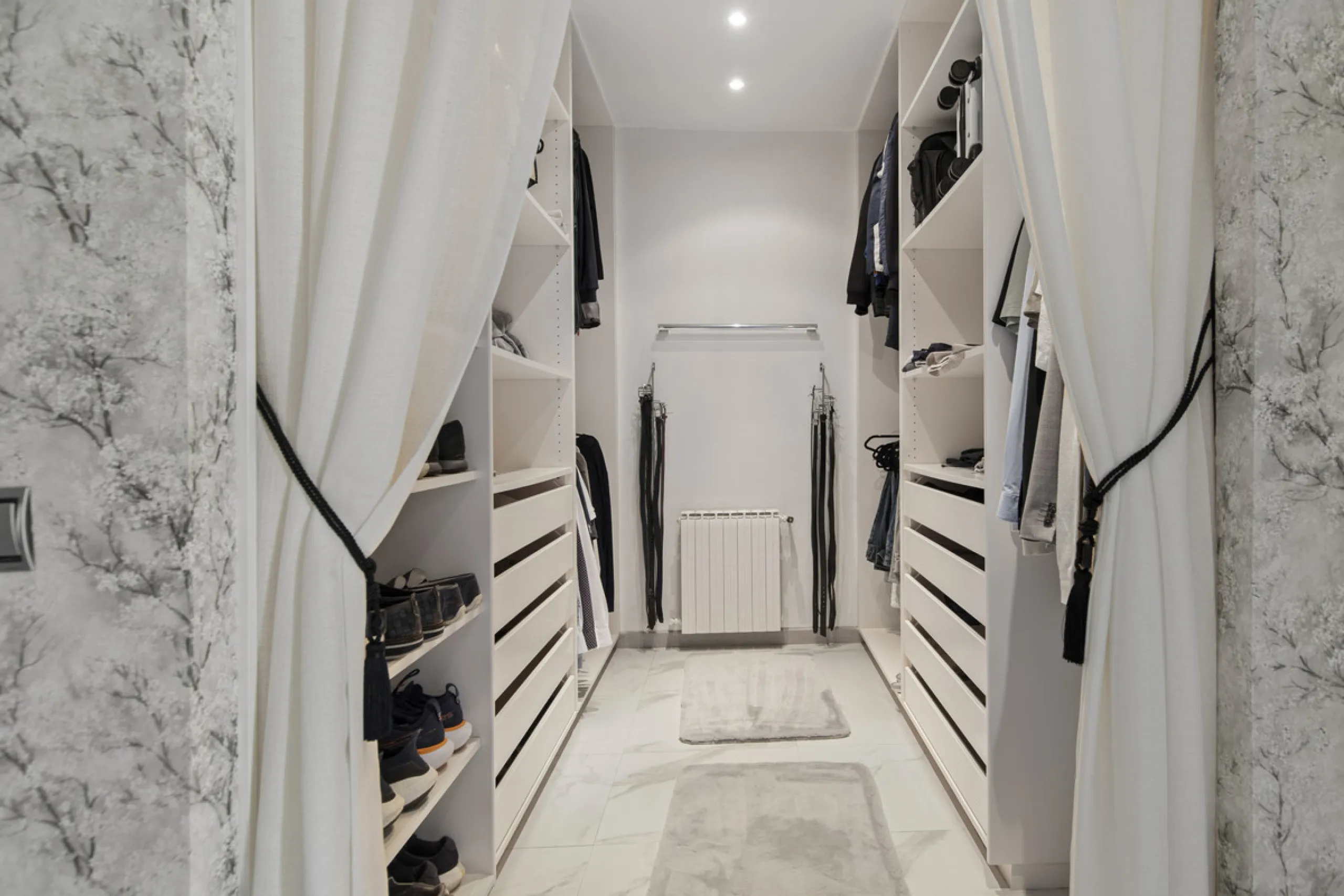 Located in the prestigious area of Guadalmina Baja – Casasola, just a short stroll from the beach, this stunning recently renovated villa sits on an exceptionally large private plot, offering space, privacy, and effortless coastal living.