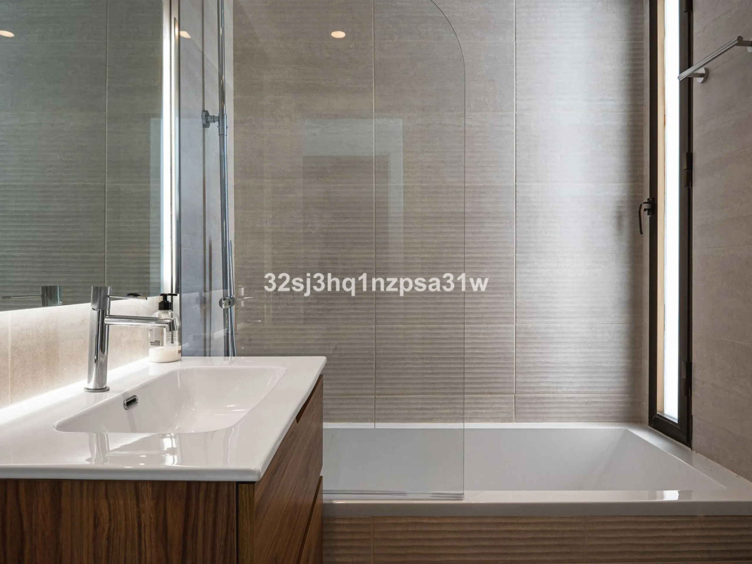 Set within the heart of Marbella's prestigious Golf Valley, this impeccably renovated 165 m² penthouse represents the pinnacle of sophisticated living in Nueva Andalucía. Positioned as a premier turnkey residence, the property underwent a comprehensive hi