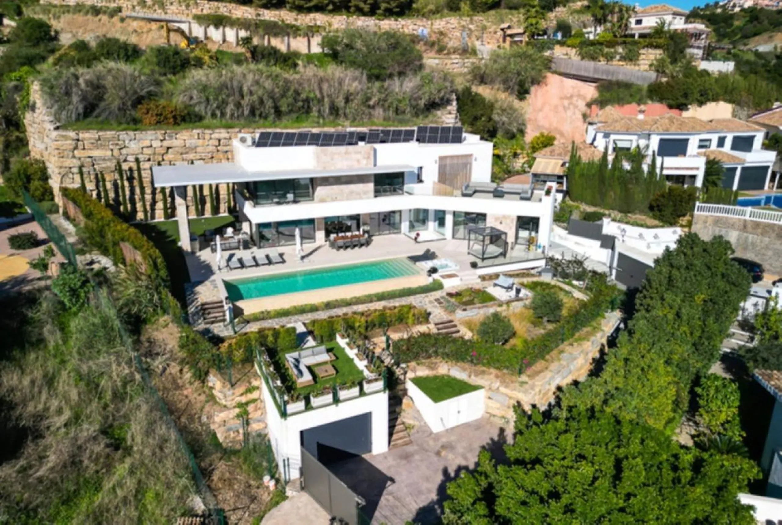 Luxury Villa in Benahavís with Panoramic Views and Contemporary Design