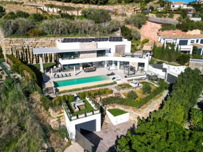 Luxury Villa in Benahavís with Panoramic Views and Contemporary Design